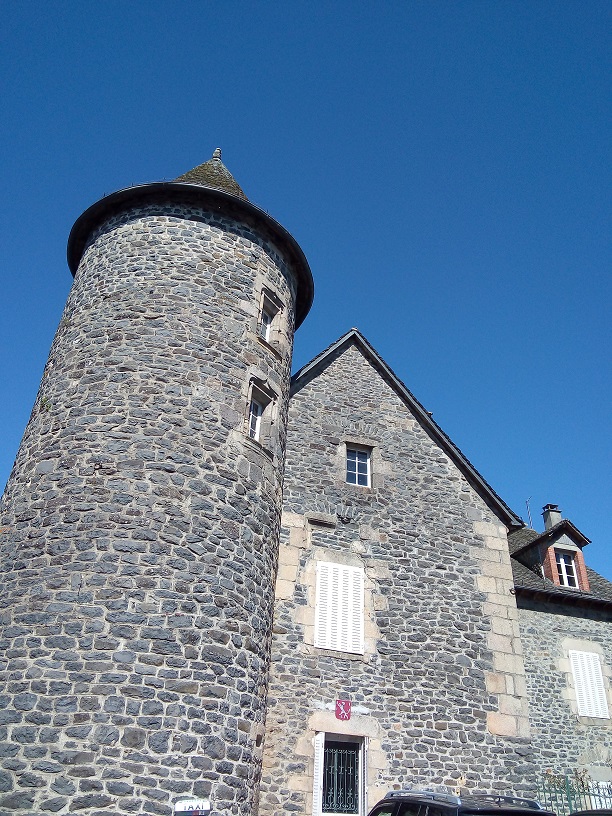 maison tourelles cantal