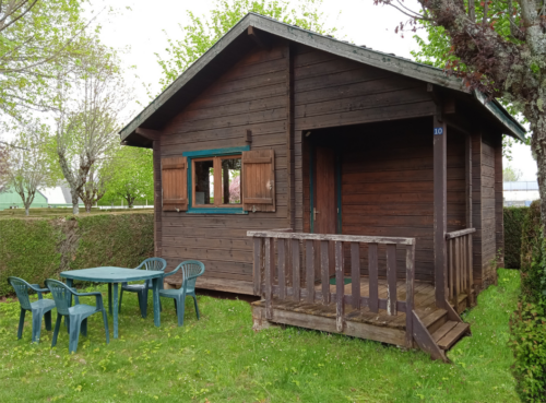 Mini chalet avec sa terrasse et mobilier de jardin