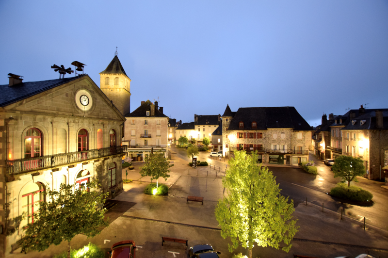 Pleaux la nuit